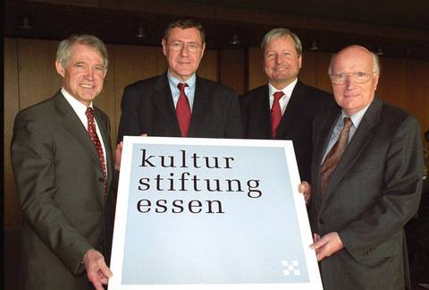 Das Foto zeigt (v.l.) die Herren Oberbürgermeister Dr. Reiniger, Regierungspräsident Büssow, Prof. Dr. Pfeffer und Dr. Ziemann;